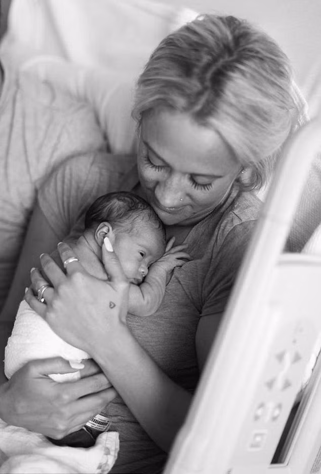 Trông Sarah như đang tan chảy trong hạnh phúc khi được ôm ấp con gái bé bỏng vào lòng.