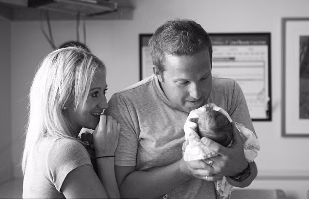 Khoảnh khắc hạnh phúc, bất ngờ khi lần đầu tiên cha được ôm con gái nuôi vào lòng.