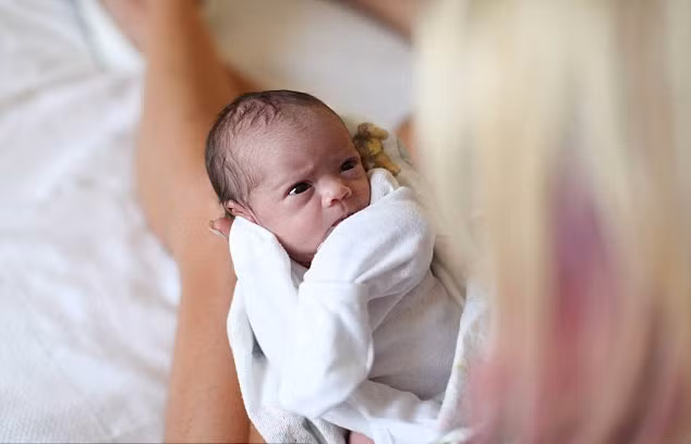 Được biết, cặp vợ chồng này đã cưới nhau được 10 năm và có 2 con trai, tuy nhiên con trai thứ 2 của họ bị dị tật cột sống bẩm sinh. Do vậy, họ đã từ bỏ ước mơ sinh thêm em bé và quyết định nhận con nuôi.