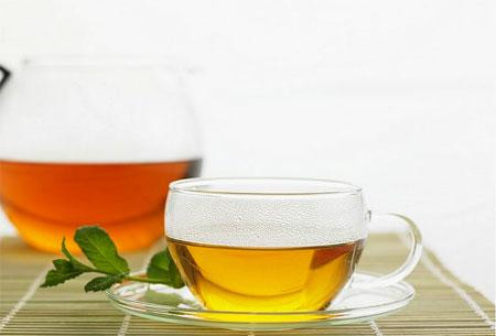 Mật ong pha với trà. Trước khi ăn sáng, thưởng thức một tách trà nóng cùng mật ong. Hỗn hợp này sẽ làm giảm sự thèm ăn của bạn.