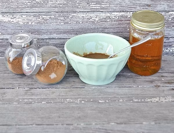 Mật ong với bột quế. Thêm một muỗng bột quế vào hỗn hợp nước mật ong, không những mang đến tác dụng giảm cân có mà còn có thể là loại nước làm thơm mát hơi thở của bạn.