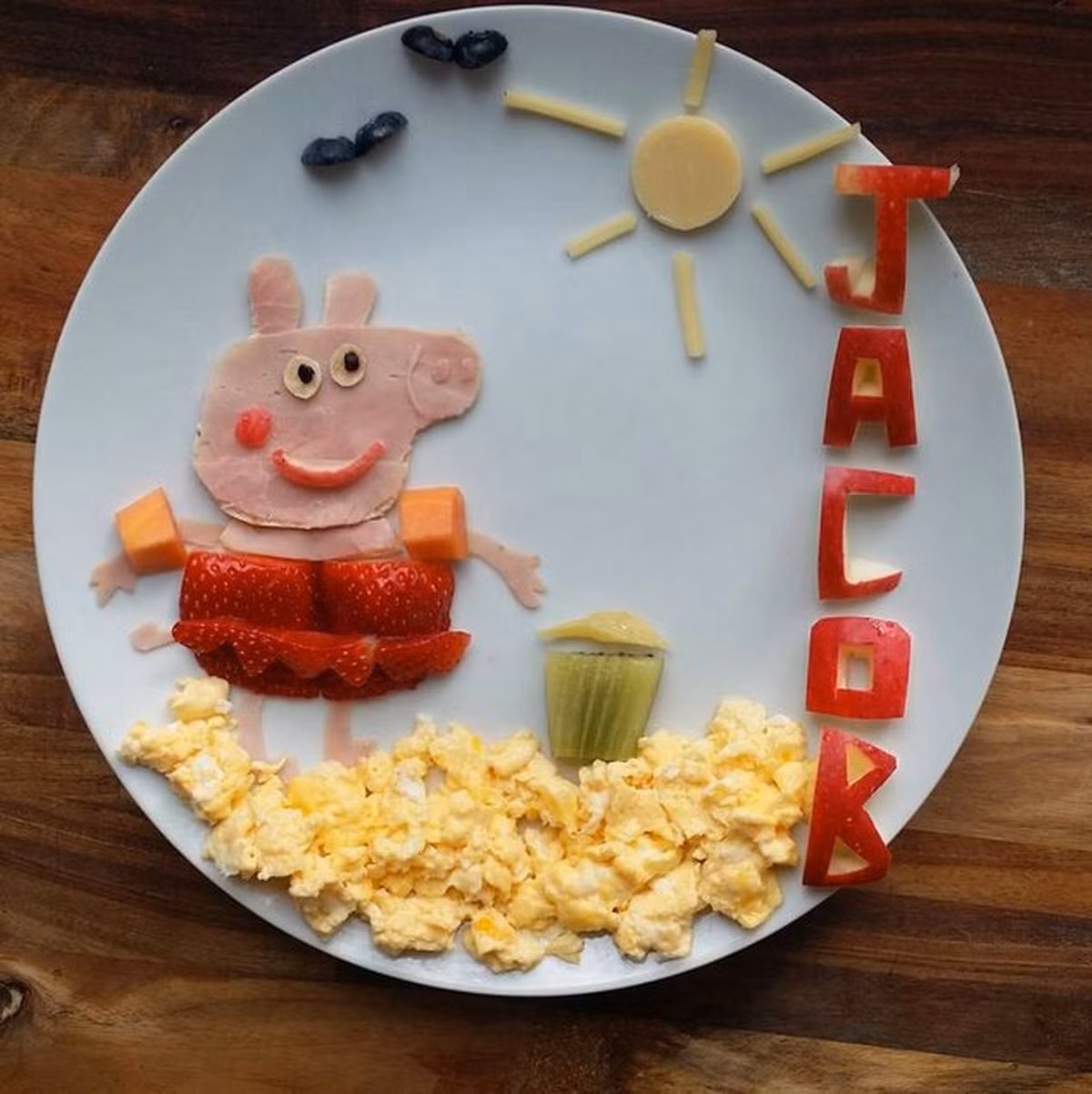 Thay vì để cậu con trai 2 tuổi phải ăn những đĩa thức ăn nhàm chán, bà mẹ trẻ đã biến những bữa ăn hàng ngày thành những bữa ăn đẹp mắt với những nhân vật hoạt hình cực kì hấp dẫn được sắp xếp từ thức ăn và rau củ.