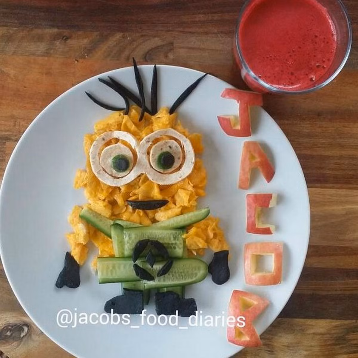 Chú Minion siêu đáng yêu được làm từ dưa chuột và khoai tây.