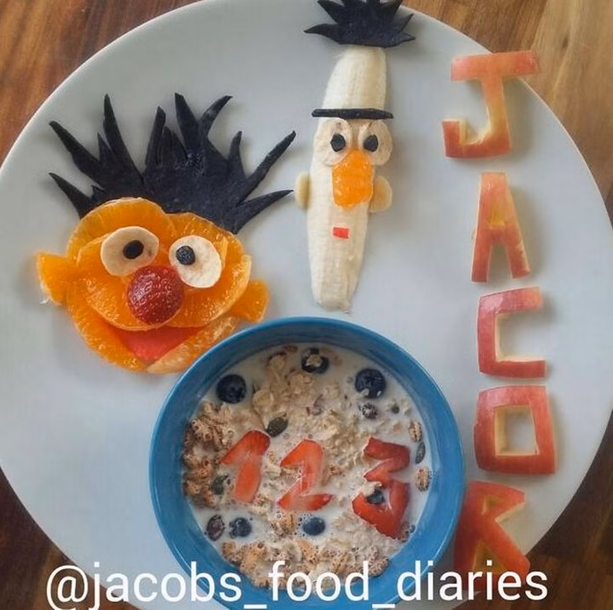 Mỗi buổi tối trước khi đi ngủ Jacob sẽ gợi ý mẹ về một nhân vật hoạt hình mà cậu bé yêu thích cho bữa ăn ngày mai. Điều đặc biệt là mỗi đĩa đồ ăn này đều có tên Jacob như dấu hiệu bản quyền của riêng cậu bé.