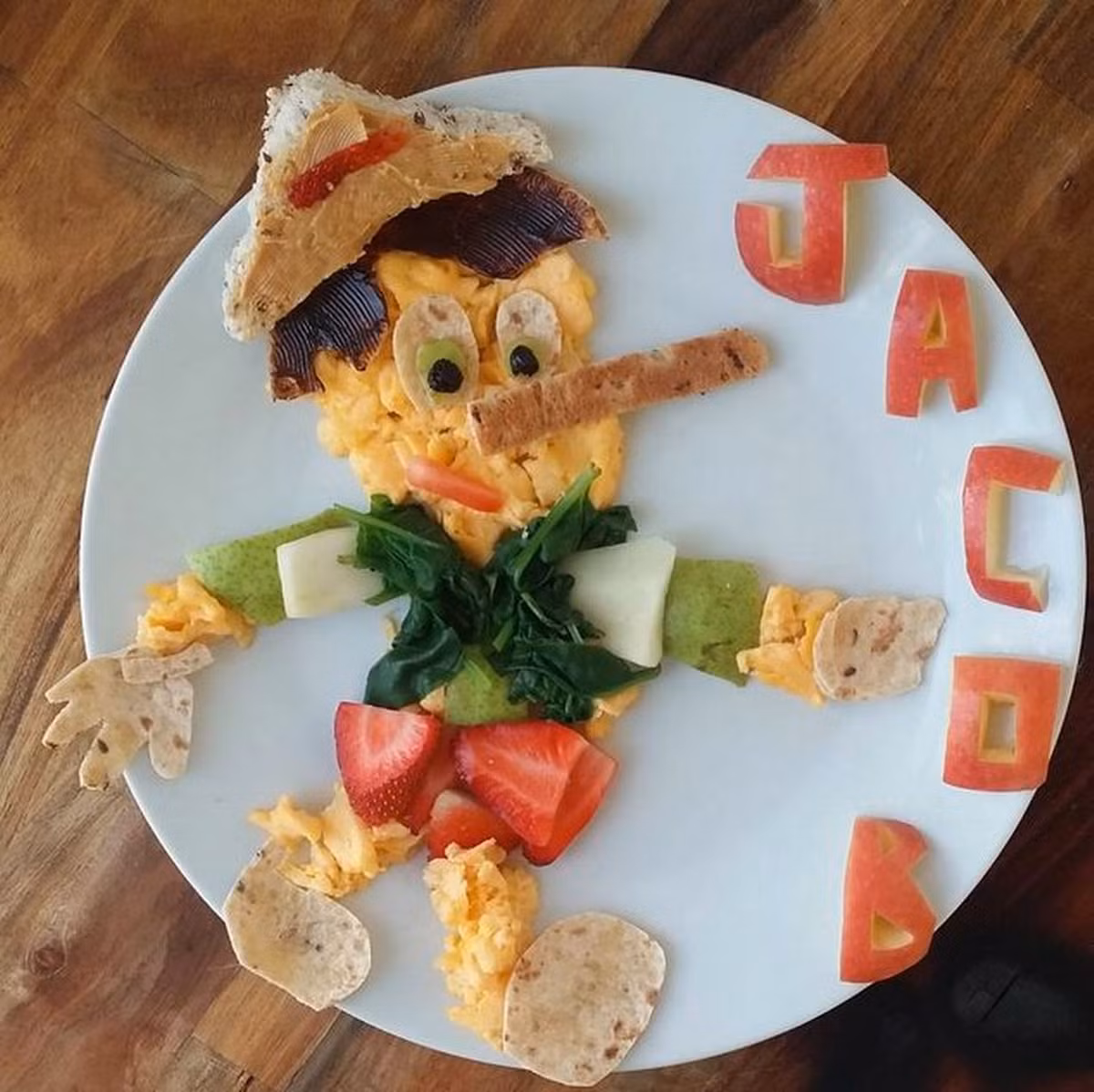 Nguyên liệu chính mà bà mẹ này sử dụng là đậu lăng, bột mỳ, trứng, củ dền, dưa chuột, táo…