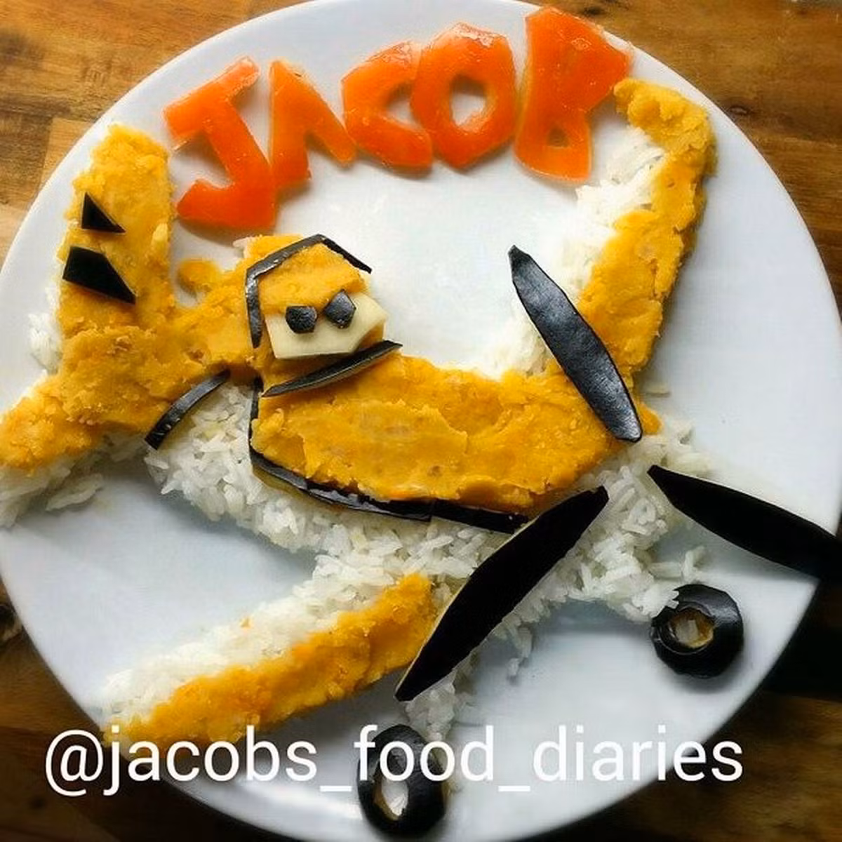 Chiếc máy bay được làm từ cơm và bí ngô.