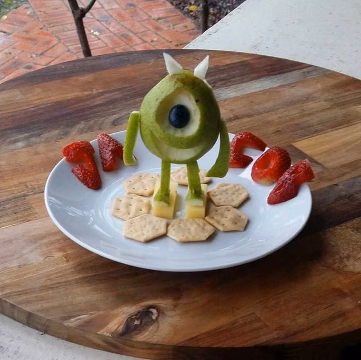 Người ngoài hành tinh một mắt được biến tấu từ quả lê và bánh quy.