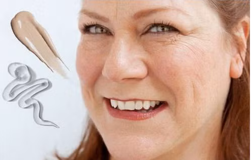 Nếp nhăn. Cũng xuất phát từ việc lớp trang điểm luôn hiện hữu trên mặt vào buổi đêm, các bụi bẩn kết hợp với bã dầu sẽ tấn công cấu trúc tế bào da, từ đó làm giảm việc sản sinh ra các collage. Lớp biểu bì trên cùng mất dần đi tính đàn hồi, dẫn đến các nếp nhăn bắt đầu xuất hiện ngay sau đó.