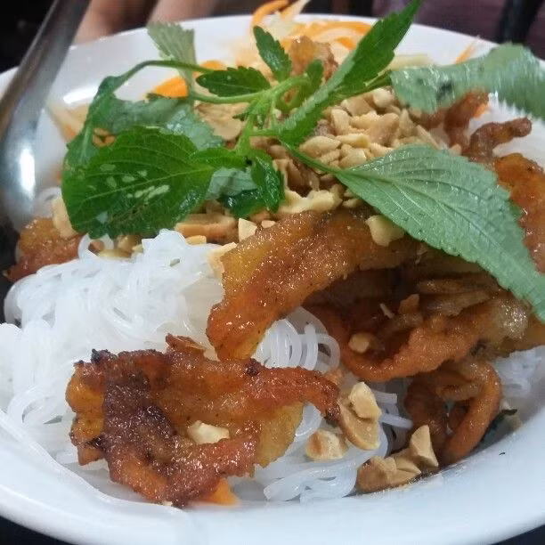 Bún thịt nước chuỗi nhà hàng Nét Huế. Bạn có thể thưởng thức những món ăn đặc trưng của xứ Huế ngay tại chuỗi cửa hàng Nét Huế (Hà Nội). Bún thịt nướng ở đây ngoài những miếng thịt tẩm vừng, lạc rang, cà rốt thái sợi còn có giá sống và rau ghém ăn kèm. Bạn có thể chọn nước sốt là nước lèo hoặc nước mắm chua ngọt tùy sở thích. Nét Huế có 3 cửa hàng tại 36C Mai Hắc Đế, 204B Hàng Bông, 127 Láng Hạ.