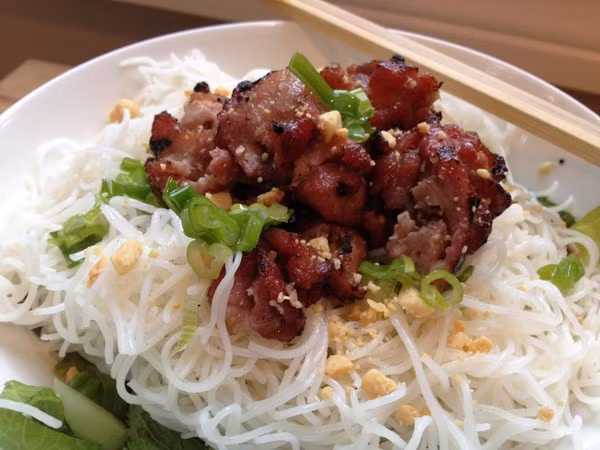 Bún thịt nướng số 3 Tô Hiến Thành. Bún thịt nướng ở đây là sự kết hợp tròn trịa giữa bún, thịt ba chỉ thái miếng nướng, dưa chuột, đồ chua, rau sống, lạc rang, hành phi. Đặc biệt là thứ nước lèo sánh ngọt rưới bên trên, khiến cho những gia vị trong tô bún quyện lại với nhau. Ảnh: Saostar.