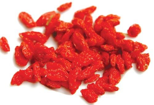 Canh thịt dê nấu với kỷ tử: Thịt dê 300g, kỷ tử 30g, gừng, hành, gia vị, nước đủ dùng. Thịt dê rửa sạch, thái miếng nhỏ. Cho thịt dê, câu kỷ, gừng vào nồi, đổ nước đun đến khi thịt dê chín nhừ, cho hành hoa, nêm gia vị vào là dùng được. Ăn 10 ngày liên tục, mỗi ngày ăn 1 thang. Món ăn có tác dụng bồi bổ sức khỏe, bổ thận, những người bị rong huyết do thận hư nên dùng.