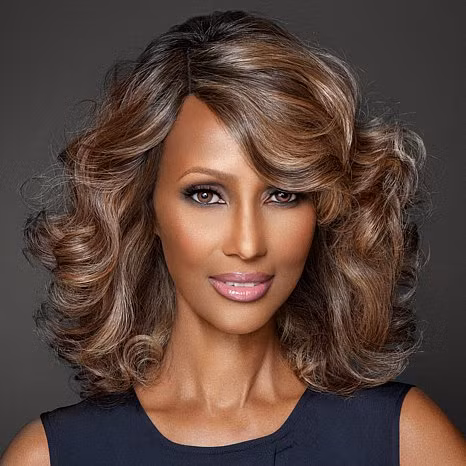 Iman-59 tuổi. Siêu mẫu có làn da bóng khỏe này cho hay cô luyện tập yoga, cardio mỗi ngày để ổn định trọng lượng. Đồng thời cô cũng dùng mặt nạ SK-II để giúp da chắc khỏe vào mỗi tối trước khi đi ngủ.