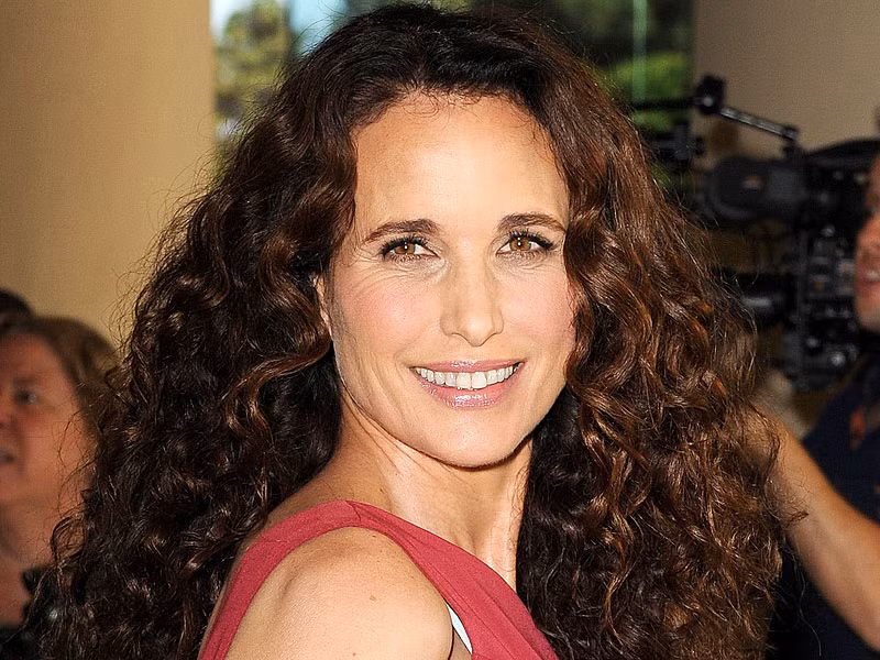 Andie Macdowell, 52 tuổi. Việc bạn ăn thứ gì sẽ ảnh hưởng lớn tới sức khỏe làn da. Andie thường ăn nhiều hoa quả và rau. “Tôi thích tự tay hái chúng ra khỏi vườn, do vậy tôi tự trồng cà chua, bí, cà rốt, súp lơ, cải bắp, dâu tây, việt quất và quả mâm xôi”.