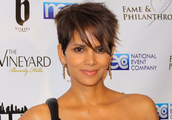 Halle Berry - 48 tuổi. Vào mỗi sáng, Halle Berry thường rửa mặt chiết xuất từ các loại axit trái cây để tẩy tế bào chết trên da, thoa vitamin C lên mặt trước khi dưỡng ẩm.
