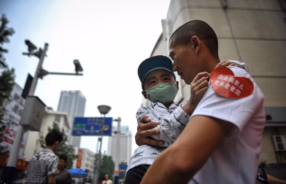 11 đứa con của các ông bố này đều bị bệnh bạch cầu, đứa lớn nhất mới 12 tuổi, đứa bé nhất là 5 tuổi, hiện đang được điều trị tại Bệnh viện tỉnh An Huy, TQ.