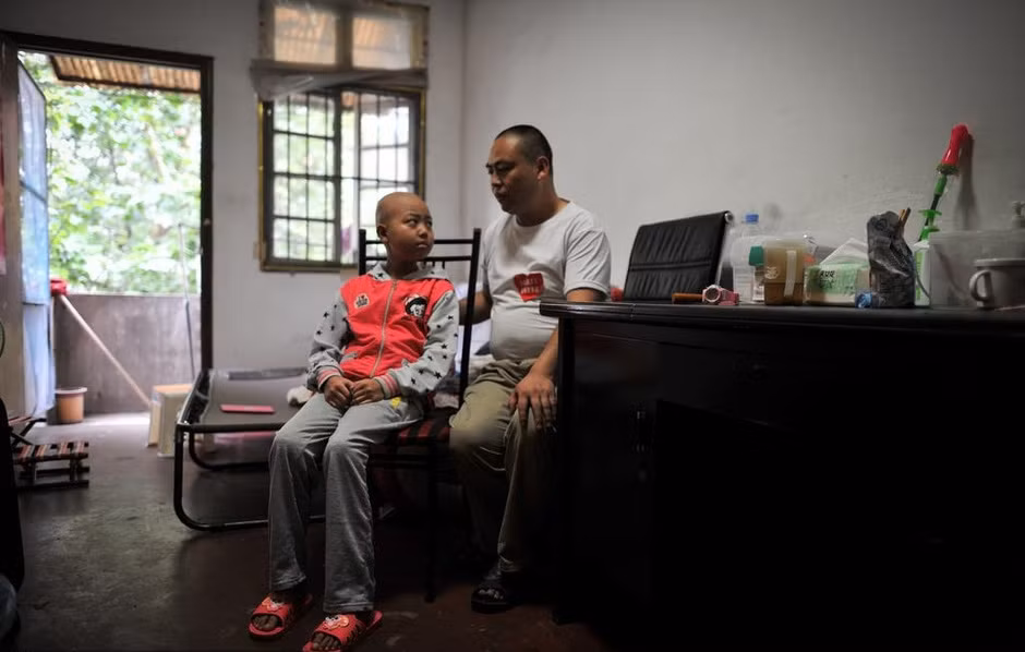 Bố và con cùng cạo trọc đầu.