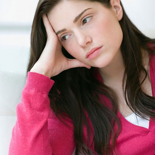 Làn da trở nên mất cân bằng, mất nước, mẩn đỏ và mụn do thiếu ngủ. Thiếu ngủ không chỉ ảnh hưởng tiêu cực đến sức khỏe tổng thể, mà còn ảnh hưởng đến độ ẩm của làm da, làm mất cân bằng độ pH của da, đó là lý do vì sao thiếu ngủ khiến da sạm đi.