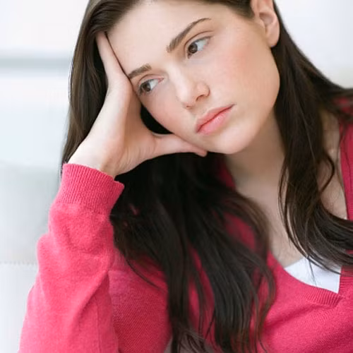 Làn da trở nên mất cân bằng, mất nước, mẩn đỏ và mụn do thiếu ngủ. Thiếu ngủ không chỉ ảnh hưởng tiêu cực đến sức khỏe tổng thể, mà còn ảnh hưởng đến độ ẩm của làm da, làm mất cân bằng độ pH của da, đó là lý do vì sao thiếu ngủ khiến da sạm đi.