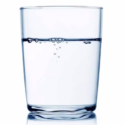 Uống nước 90 phút trước khi đi ngủ giúp tái tạo da hiệu quả. Giấc ngủ trải qua 4 giai đoạn khác nhau, 2 giai đoạn đầu bạn đang ở giữa ranh giới tỉnh táo và ngủ, giai đoạn 3 và 4 là khi bạn chìm vào giai đoạn ngủ sâu, đây cũng chính là giai đoạn tái tạo tế bào da, lúc này da cần lượng nước cần thiết trong cơ thể, vì vậy hãy uống nước 90 phút trước khi đi ngủ.