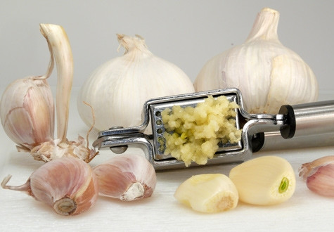 Tỏi: Không chỉ điều trị viêm nướu mà còn giúp giảm đau tự nhiên. Nghiền nát một tép tỏi, thêm một chút muối và thoa hỗn hợp này vào chỗ nướu bị viêm.