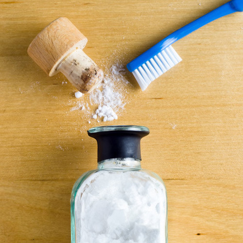 Baking soda (bột nở): Không chỉ giúp giảm các triệu chứng viêm nhiễm mà còn giúp trung hòa độ a xít trong miệng, từ đó làm giảm nguy cơ sâu răng và mắc bệnh nướu răng. Hòa một ít baking soda vào ly nước ấm. Nhúng bàn chải đánh răng vào dung dịch này, sau đó chải răng.