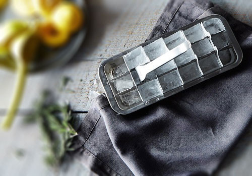 Chườm đá: Chườm túi đá sẽ giúp làm giảm sưng và đau nướu vì đá được cho có thể chống viêm.