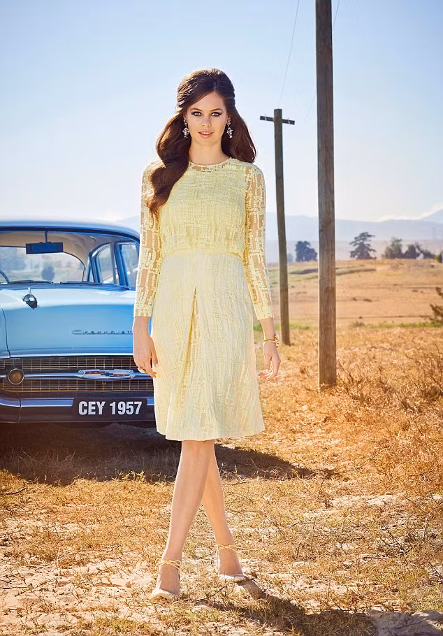 Những bộ cánh gam màu vàng nhạt có khả năng tôn lên làn da dù trắng hay ngăm đen. Vì vậy, chiếc váy màu vàng nhạt này sẽ giúp bạn trở thành nàng tiểu thư quyến rũ.