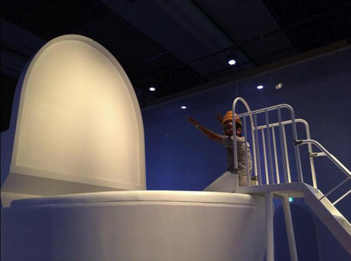 Một bản sao nhà vệ sinh khổng lồ được lắp đặt như sân chơi, trẻ em trèo lên và trượt xuống cầu trượt “bồn cầu”.