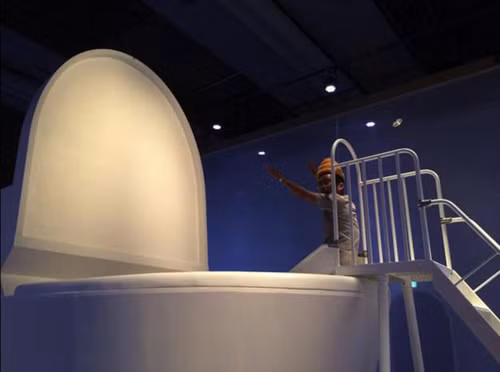 Một bản sao nhà vệ sinh khổng lồ được lắp đặt như sân chơi, trẻ em trèo lên và trượt xuống cầu trượt “bồn cầu”.