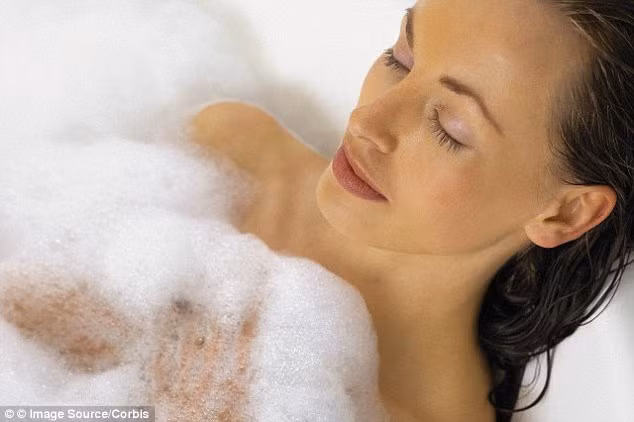 22h: Uống một cốc nước muối nhạt hoặc ngâm mình trong bồn tắm nước muối. Thực hiện phương pháp này 1-2 lần/tuần giúp bạn giảm cân, thải độc cơ thể hiệu quả.