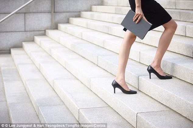 10h30. Đi cầu thang bộ. Nghiên cứu được công bố trên Tạp chí Y học thể thao British Journal phát hiện, những phụ nữ chăm đi cầu thang bộ tại nơi làm việc, cơ chế trao đổi chất hoạt động tốt hơn nhiều so với những người đi thang máy.