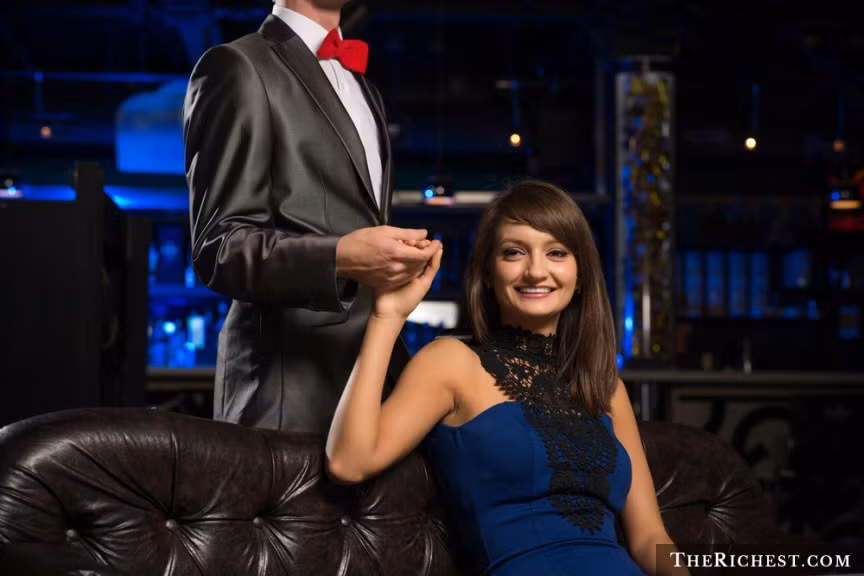 Anh chàng tôn trọng bạn. Anh ấy sẽ không quát mắng hay chỉ trích bạn dù trong bất kỳ hoàn cảnh nào. Nếu bạn sai anh ấy sẽ từ từ và chỉ cho bạn. Trong một vấn đề mà bạn đưa ra, anh ấy luôn lắng nghe ý kiến của bạn. Còn một điều nữa, đó chính là sự tôn trọng chính con người bạn, tôn trọng hoàn cảnh cũng như quá khứ tạo nên con người bạn hiện tại.