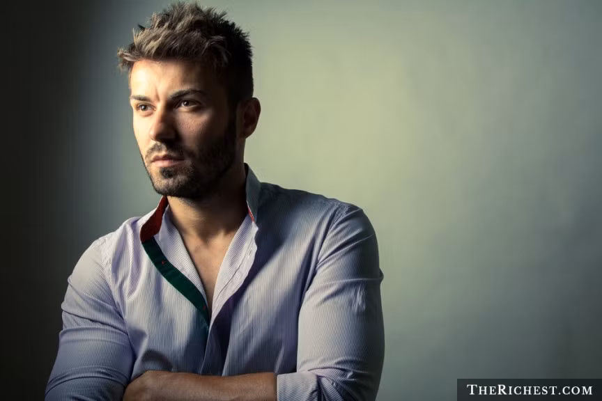 Anh chàng tự tin. Đối với một người đàn ông, sự tự tin mạnh mẽ mang lại cho họ 90 % sức hút đối với một người phụ nữ. Tuy nó không hoàn toàn mang lại cảm giác an toàn nhưng nó sẽ giúp cánh mày râu gạt bỏ sự tuyệt vọng về bản thân và nó tạo ra nét quyến rũ riêng giúp cánh mày râu ghi điểm trước phái yếu.