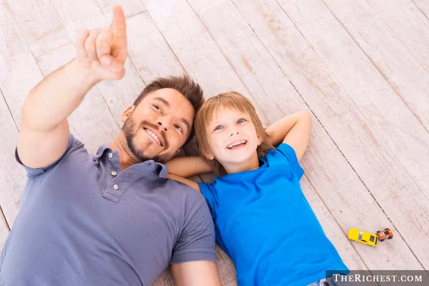 Yêu thích trẻ em. Theo nghiên cứu của Pháp, những người đàn ông yêu thích trẻ em sẽ có sức quyến rũ nhiều gấp 3 lần so với các chàng khác, kể cả những anh chàng đẹp trai nam tính.Trong thực tế, 40% phụ nữ sẽ cho số điện thoại trong trường hợp nhìn thấy một đấng mày râu đang mỉm cười, thủ thỉ hoặc trò chuyện với trẻ nhỏ. Phụ nữ đánh giá cao người đàn ông biết quan tâm đến trẻ nhỏ, bởi đó là một dấu hiệu cho thấy, họ sẽ là những người bố hoàn hảo trong tương lai.