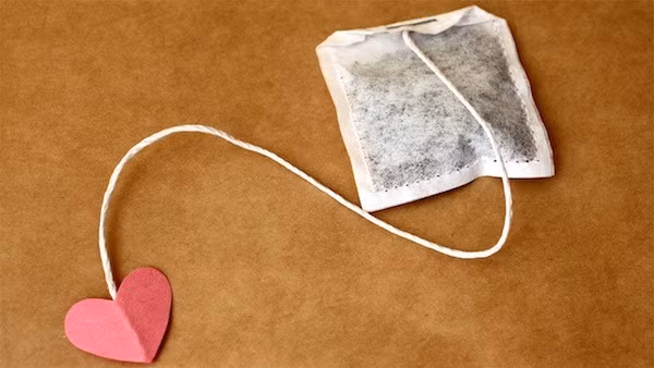 Một số loại trà giải độc cơ thể bán sẵn có thể gây ra nhiều tác dụng phụ không mong muốn. Ngoài nguyên liệu trà, loại đồ uống này còn có thể chứa các thành phần bổ sung gây ức chế sự thèm ăn. Cụ thể là senna, thành phân gây nhuận tràng, có thể gây tác dụng phụ như đau bụng, đầy hơi, buồn nôn và tiêu chảy. Nếu dùng quá nhiều, có thể dẫn đến suy giảm kali và thiếu chất điện giải, gây co thắt và nhịp tim bất thường.