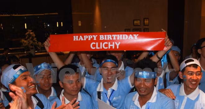 Các cổ động viên gửi lời chúc mừng sinh nhật đến hậu vệ trái Gael Clichy...