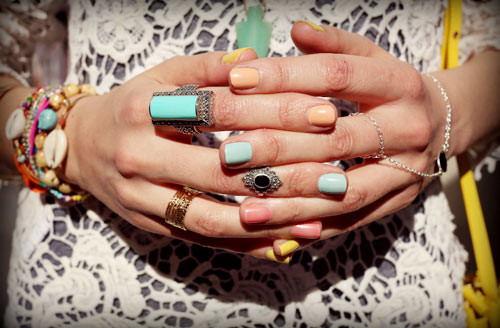 Những chi tiết phụ trợ như họa tiết, dây... cũng mang đến nét đặc biệt cho Midi ring.