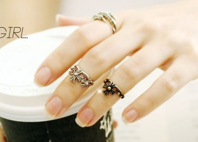 Nếu như năm 2012, món phụ kiện được giới fashionista bình chọn độc đáo, sành điệu nhất là khuyên vành tai (ear cuff) thì năm nay lại là thời hoàng kim của những chiếc nhẫn, cụ thể là những chiếc nhẫn statement, nhẫn theo phong cách layering và đặc biệt là Midi ring (hay còn gọi là Mid - Finger ring) - xu hướng đeo nhẫn trên phần đốt ngón tay.