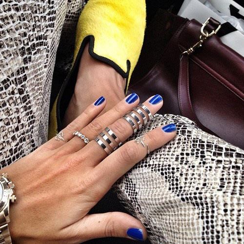 Ban đầu, loại trang sức lạ mắt này gồm một bộ vài chiếc có kiểu dáng giống nhau nhưng kích cỡ chênh lệch chút xíu để có thể đeo dàn ra cả ngón tay, và thiết kế cũng khá đơn giản, chủ yếu là hình tròn truyền thống, làm bằng kim loại và có thể gắn thêm những viên đá lấp lánh bắt mắt.