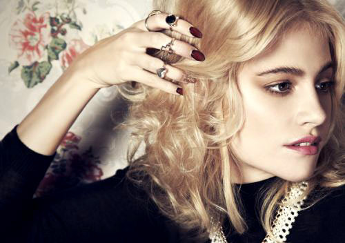 Thực tế, Midi ring không đơn thuần là một chiếc nhẫn mà là hẳn một bộ nhẫn có thiết kế giống nhau nhưng kích thước có thể chênh lệch nhau nhằm sử dụng được trên nhiều vị trí khác nhau trên các ngón tay.