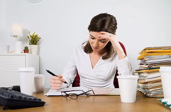 Ung thư vú. Theo nghiên cứu của các nhà khoa học Thụy Điển, phụ nữ ngồi quá nhiều khi làm việc, ít tập thể dục có thể làm tăng các bệnh ưng thư khác nhau, trong đó có nguy cơ ung thư vú. Các nhà nghiên cứu đã phân tích thông tin từ hơn 29.000 phụ nữ Thụy Điển ở độ tuổi từ 25 đến 64. Kết quả phát hiện, những người ngồi trên 6 giờ/ngày tăng nguy cơ ung thư gấp 2,4 lần so với những người năng động khi làm việc và hay chơi thể thao.