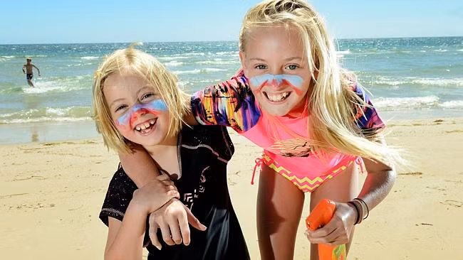 Kem chống nắng nhiều màu này đặc biệt tốt đối với những người có da nhạy cảm và trẻ em. Đặc biệt, loại kem chống nắng này còn có mùi dừa, tuy nhiên nó khá nhờn dính.