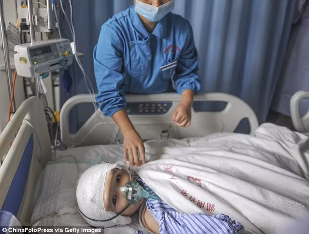 Toàn bộ hộp sọ của bé đã được thay thế bằng mô hình 3D. Sự thành công của ca phẫu thuật này đã làm nên dấu mốc trong lịch sử y tế, bởi bé là người đầu tiên trên thế giới được cấy ghép hộp sọ 3D.