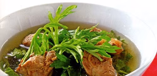 Canh thịt lợn nạc, ngải cứu: thịt lợn nạc 100g, ngải cứu 100g, gừng 30g, bột gia vị vừa đủ. Thịt lợn nạc rửa sạch thái chỉ ướp với bột gia vị. Ngải cứu rửa sạch, thái vừa. Gừng rửa sạch giã nhỏ cho nước vào lọc kỹ lấy 200ml nước gừng. Đun sôi nước gừng thì cho thịt lợn, ngải cứu vào quấy đều, sôi lại là được. Ăn ngày 1 lần lúc đói, cần ăn liền 3 - 5 ngày trước kỳ kinh 5 ngày. Đây là món ăn từ ngải cứu có tác dụng điều kinh, giảm đau bụng và giảm khó chịu ngày đèn đỏ cho chị em.