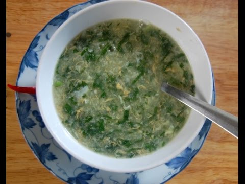 Cháo ngải cứu. Lá ngải cứu tươi 50g, gạo tẻ 100g, đường đỏ vừa đủ (có thể cho thêm lá lốt). Thái nhỏ lá ngải cứu, nấu lấy nước để nấu cháo. Khi ăn cho đường vừa phải, ăn nóng. Chia 2 lần ăn sáng, trưa. Ăn liên tục 3 - 5 ngày.