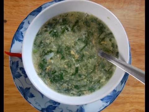 Cháo ngải cứu. Lá ngải cứu tươi 50g, gạo tẻ 100g, đường đỏ vừa đủ (có thể cho thêm lá lốt). Thái nhỏ lá ngải cứu, nấu lấy nước để nấu cháo. Khi ăn cho đường vừa phải, ăn nóng. Chia 2 lần ăn sáng, trưa. Ăn liên tục 3 - 5 ngày.