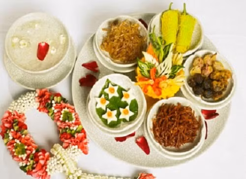 Nhà hàng Tám Tư - 84 Lý Thường Kiệt. Những món nổi bật ở đây đều mang hương vị truyền thống Thái Lan như lẩu, gà cuốn lá nếp…Giá thành theo đó cũng phong phú, món thấp nhất khoảng 35.000 đồng và dao động lên tới hàng trăm nghìn đồng.