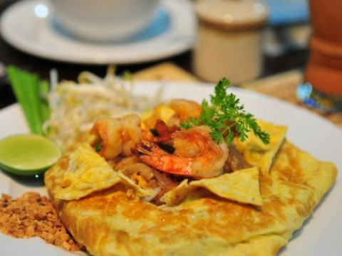 Gusto Thái - số 9 Phan Chu Trinh, Hoàn Kiếm. Mỗi món ăn ở nhà hàng món Thái này được chuẩn bị công phu từ nguyên liệu đến hình thức và do chính tay những đầu bếp Thái Lan thực hiện với đặc điểm là không sử dụng mì chính tạo độ ngọt. Ngoài ra, thực đơn nhà hàng cũng phân định rõ từng loại món với những vị cay, ngọt khác nhau, bảo đảm sự vừa miệng với mỗi thực khách. Giá cả tại quán dao động 100.000-300.000/món.