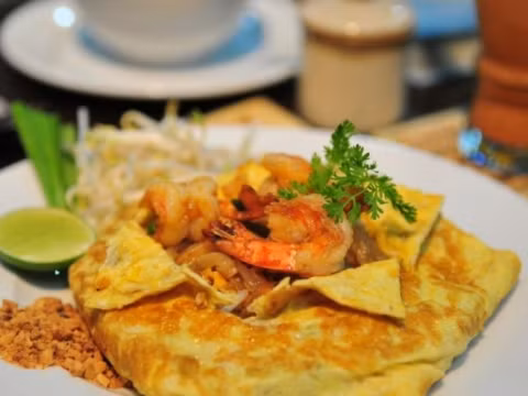 Gusto Thái - số 9 Phan Chu Trinh, Hoàn Kiếm. Mỗi món ăn ở nhà hàng món Thái này được chuẩn bị công phu từ nguyên liệu đến hình thức và do chính tay những đầu bếp Thái Lan thực hiện với đặc điểm là không sử dụng mì chính tạo độ ngọt. Ngoài ra, thực đơn nhà hàng cũng phân định rõ từng loại món với những vị cay, ngọt khác nhau, bảo đảm sự vừa miệng với mỗi thực khách. Giá cả tại quán dao động 100.000-300.000/món.