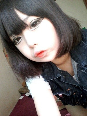 Một thiếu nữ khoe kiểu trang điểm vẽ mắt yêu tinh.